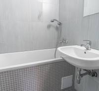 I Predaj 3- izbového bytu v Dúbravke - Kúpeľňa s vaňou a umývadlom v 3-izbovom byte, obložená svetlými kachličkami.