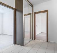 I Predaj 3- izbového bytu v Dúbravke - Chodba so zrkadlovou šatníkovou skriňou v 3-izbovom byte.