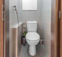 I Predaj 3- izbového bytu v Dúbravke - Kúpeľňa v 3-izbovom byte s toaletou, sprchou a dlažbou.