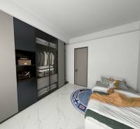 I Predaj 3- izbového bytu v Dúbravke - Spálňa v 3-izbovom byte s jednoduchou posteľou, šatníkovou skriňou a svetlou podlahou.