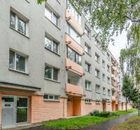 I Predaj 3- izbového bytu v Dúbravke - Bytový dom na Gallayovej ulici, Bratislava - Dúbravka, obklopený zeleňou a chodníkom.