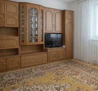 Bývajte vo svojom : dom a  pozemok 690 m², Veľké Ripňany 77.000,-EUR - Obývacia izba v rodinnom dome s drevenou obývacou stenou a vzorovaným kobercom.