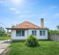 Bývajte vo svojom : dom a  pozemok 690 m², Veľké Ripňany 77.000,-EUR - Rodinný dom vo Veľkých Ripňanoch so záhradou, šikmou strechou a trávnatým dvorom.