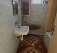 Bývajte vo svojom : dom a  pozemok 690 m², Veľké Ripňany 77.000,-EUR - Kúpeľňa s umývadlom, zrkadlom a radiátorom, Rodinný dom.