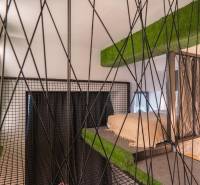 | Luxusný dvojúrovňový mezonet v Starom Meste - Spálňa v 3-izbovom byte s horolezeckou stenou a sieťou, dekorovaná umelým trávnikom.