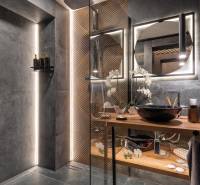 | Luxusný dvojúrovňový mezonet v Starom Meste - Kúpeľňa v 3-izbovom byte s luxusným dizajnom, osvetlením a dreveným nábytkom.