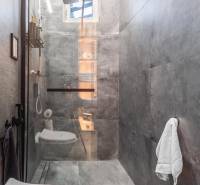 | Luxusný dvojúrovňový mezonet v Starom Meste - Kúpeľňa v 3-izbovom byte s modernými sivými obkladmi a sprchovým kútom.