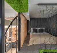 | Luxusný dvojúrovňový mezonet v Starom Meste - Spálňa v 3-izbovom byte s trávovým stropom a originálnou kovovou konštrukciou.