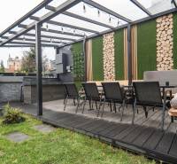 I Luxusný byt v historickom centre Bratislavy - Záhradná terasa s prístreškom, drevenými dekoráciami a jedálenským stolom, ideálna na oddych.