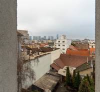 I Luxusný byt v historickom centre Bratislavy - Výhľad na strechy a budovy štvrte v Bratislave - Staré Mesto z 2-izbového bytu.