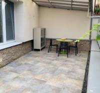 Na predaj 2-i byt s terasou pri Bratislavskom hrade - Terasa so stolíkmi a stoličkami v 2-izbovom byte na ulici Palisády.