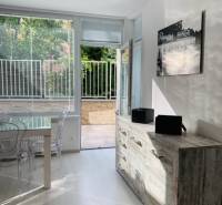 Na predaj 2-i byt s terasou pri Bratislavskom hrade - Svetlá obývačka v 2-izbovom byte na ulici Palisády s výhľadom na terasu.