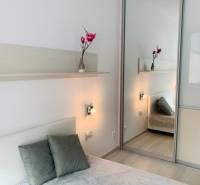 Na predaj 2-i byt s terasou pri Bratislavskom hrade - Svetlá spálňa na ulici Palisády s veľkými zrkadlami v 2-izbovom byte.