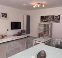 Na predaj 2-i byt s terasou pri Bratislavskom hrade - Obývačka v 2-izbovom byte na ulici Palisády s moderným nábytkom a obrazom.