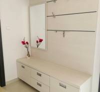 Na predaj 2-i byt s terasou pri Bratislavskom hrade - Svetlý nábytok, zrkadlo a šuplíky v 2-izbovom byte na ulici Palisády.