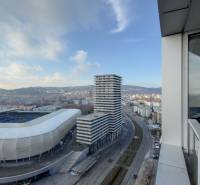 I na predaj 2i byt v komplexe Tri Veže na Bajkalskej - Výhľad na Bratislavu z 2-izbového bytu na Bajkalskej s panorámou štadióna a mesta.