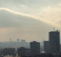 I na predaj 2i byt v komplexe Tri Veže na Bajkalskej - Panoráma mesta Bratislava s výhľadom na Most SNP a mestské budovy v hmlistom prostredí.