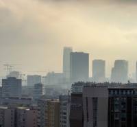 I na predaj 2i byt v komplexe Tri Veže na Bajkalskej - Panoráma mesta Bratislava - Nové Mesto na ulici Bajkalská s rozostavanými vežiakmi a žeriavmi.