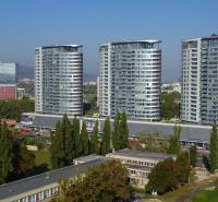I na predaj 2i byt v komplexe Tri Veže na Bajkalskej - Tri moderné veže v Bratislave - Novom Meste na Bajkalskej ulici v pozadí s mestskou panorámou.