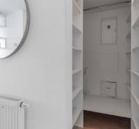 I na predaj 2i byt v komplexe Tri Veže na Bajkalskej - Biele police a zrkadlo v predsieni 2-izbového bytu s podlahou s dreveným dekorom.