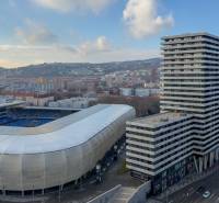 I na predaj 2i byt v komplexe Tri Veže na Bajkalskej - Výhľad na Bajkalskú ulicu v Bratislave - Novom Meste so štadiónom a vežiakom.