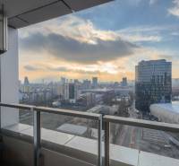 I na predaj 2i byt v komplexe Tri Veže na Bajkalskej - Výhľad z balkóna na panorámu Bratislavy - Nové Mesto z Bajkalskej ulice.