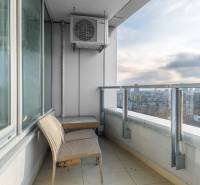 I na predaj 2i byt v komplexe Tri Veže na Bajkalskej - Balkón s posedením v 2-izbovom byte s výhľadom na Bratislavu, Bajkalskú.