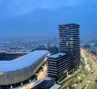 I na predaj 2i byt v komplexe Tri Veže na Bajkalskej - Zimná panoráma Bajkalskej ulice v Bratislave - Novom Meste s bytovým komplexom a štadiónom.