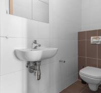 I na predaj 2i byt v komplexe Tri Veže na Bajkalskej - Toaleta so závesným WC a umývadlom v 2-izbovom byte s bielymi a hnedými kachličkami.