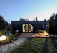 I Predaj Ecocapsule – autonómne ekologické bývanie - Zvláštne nehnuteľnosti v Bratislave so záhradou, drevenou terasou a okrasným osvetlením.