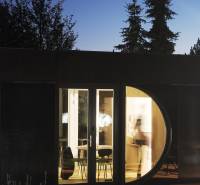 I Predaj Ecocapsule – autonómne ekologické bývanie - Večerný pohľad na zvláštnu nehnuteľnosť v Bratislave, osvetlená interiérová miestnosť.