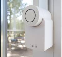 I Predaj Ecocapsule – autonómne ekologické bývanie - Inteligentný zámok na dverách v interiéri so skleneným výhľadom do záhrady.