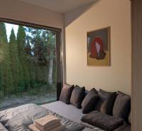 I Predaj Ecocapsule – autonómne ekologické bývanie - Spálňa so zaujímavým výhľadom a podlahou s dreveným dekorom, Zvláštne nehnuteľnosti.