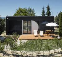 I Predaj Ecocapsule – autonómne ekologické bývanie - Zvláštna nehnuteľnosť v Bratislave s terasou, ležadlami a slnečníkom v záhrade.