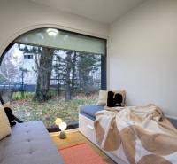 I Predaj Ecocapsule – autonómne ekologické bývanie - Interiér izby so zaobleným oknom, pohľad do záhrady, Zvláštne nehnuteľnosti.