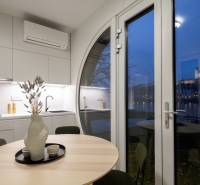 I Predaj Ecocapsule – autonómne ekologické bývanie - Kuchyňa so stolom a výhľadom na Bratislavský hrad, zvláštne nehnuteľnosti.