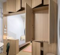 I Predaj Ecocapsule – autonómne ekologické bývanie - Interiér so skriňami, rozkladacou posteľou a podlahou s dreveným dekorom. Zvláštne nehnuteľnosti.