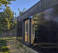 I Predaj Ecocapsule – autonómne ekologické bývanie - Zvláštne nehnuteľnosti v Bratislave: moderný čierny dom so záhradou a drevenými akcentmi.