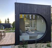 I Predaj Ecocapsule – autonómne ekologické bývanie - Zvláštne nehnuteľnosti v Bratislave s veľkým oknom a drevenou terasou v prírode.