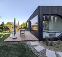I Predaj Ecocapsule – autonómne ekologické bývanie - Moderná čierna budova so záhradou a drevenou terasou v Bratislave, zvláštne nehnuteľnosti.