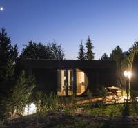 I Predaj Ecocapsule – autonómne ekologické bývanie - Nočný pohľad na zvláštne nehnuteľnosti v Bratislave, osvetlené lampy v záhrade.