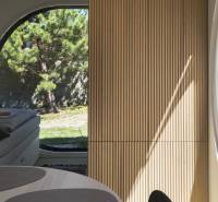 I Predaj Ecocapsule – autonómne ekologické bývanie - Interiér s kruhovým oknom, podlaha s dreveným dekorom, Zvláštne nehnuteľnosti.
