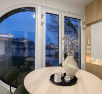 I Predaj Ecocapsule – autonómne ekologické bývanie - Interiér zvláštnej nehnuteľnosti s kruhovým oknom, výhľad na Bratislavský hrad.