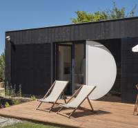 I Predaj Ecocapsule – autonómne ekologické bývanie - Terasa so slnečníkom a lehátkami na Zvláštnych nehnuteľnostiach v Bratislave.