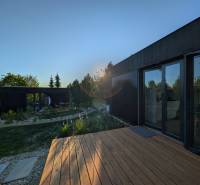 I Predaj Ecocapsule – autonómne ekologické bývanie - Zvláštne nehnuteľnosti v Bratislave, drevená terasa, záhrada, moderné stavby, zapadajúce slnko.