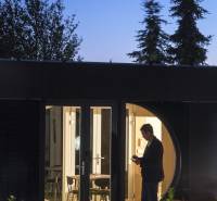 I Predaj Ecocapsule – autonómne ekologické bývanie - V Bratislave, zvláštne nehnuteľnosti s presklenými dverami, osvetlené v noci, obklopené zeleňou.
