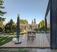 I Predaj Ecocapsule – autonómne ekologické bývanie - Záhrada so zvláštnou nehnuteľnosťou v Bratislave, terasa s podlahou s dreveným dekorom.