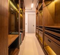 I Na predaj Luxusná vila „Tomma“ v Ubud, Bali - Šatník vo vile s podlahou s dreveným dekorom, úložnými priestormi a osvetlením.