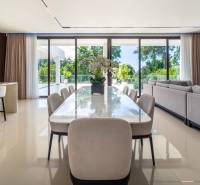 I Na predaj Luxusná vila „Tomma“ v Ubud, Bali - Priestranná jedáleň vo vile s veľkým jedálenským stolom a pohľadom na záhradu.