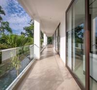 I Na predaj Luxusná vila „Tomma“ v Ubud, Bali - Bali: Priestranná terasa vily s výhľadom na tropickú zeleň a modrú oblohu.